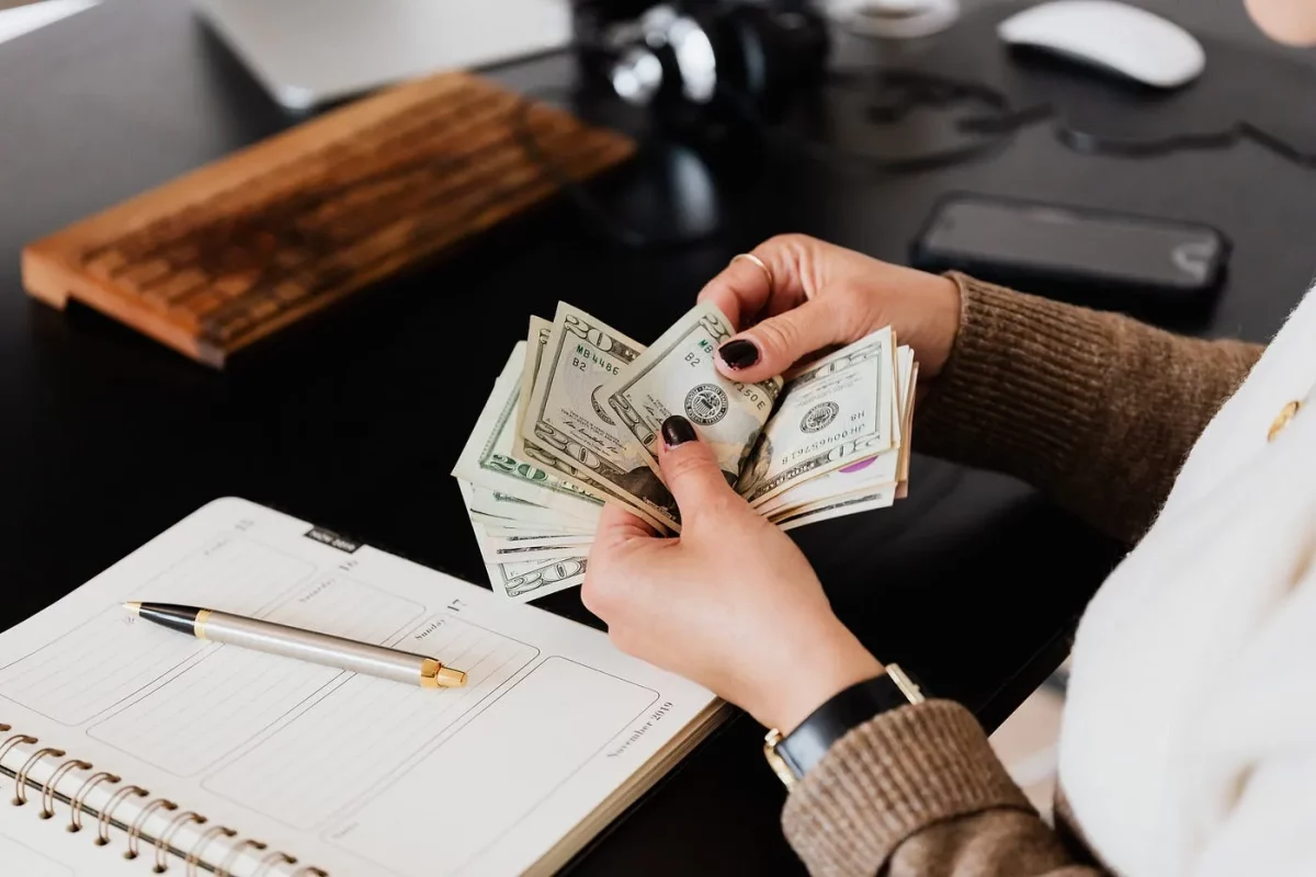 چطور با کتاب نویسی دلاری درآمد پایدار بسازیم